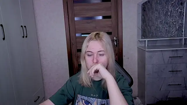 Snapshot of Kristy-Max chatting on March 2026 03:12:01 AM Kristy-Max online show from March 2026 03:12:01 AM