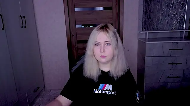 Snapshot of Kristy-Max chatting on April 2026 08:39:01 PM Kristy-Max online show from April 2026 08:39:01 PM