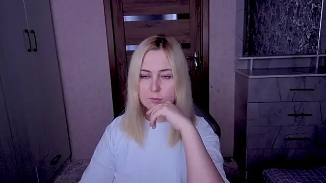 Snapshot of Kristy-Max chatting on April 2026 09:42:01 PM Kristy-Max online show from April 2026 09:42:01 PM