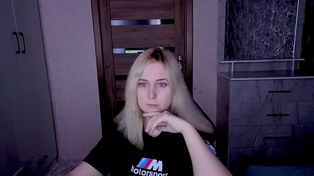 Snapshot of Kristy-Max chatting on April 2026 08:43:01 PM Kristy-Max online show from April 2026 08:43:01 PM