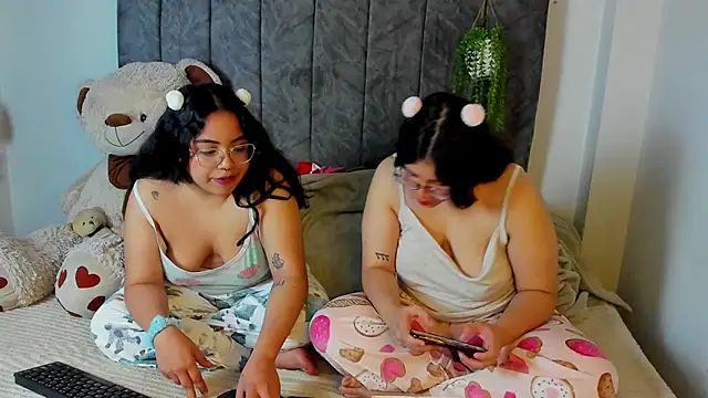 Snapshot of maddie-and-chelsea- chatting on February 2026 06:23:01 PM maddie-and-chelsea- online show from February 2026 06:23:01 PM