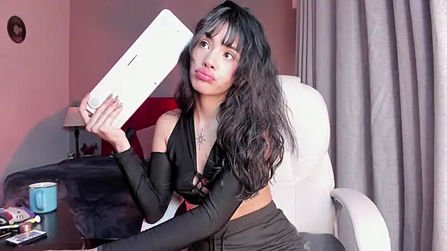 Snapshot of Giovanna_oliveira chatting on April 2026 04:28:02 AM Giovanna oliveira online show from April 2026 04:28:02 AM