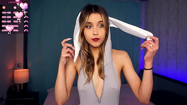 FannyHewson online show from November 2025 07:47:02 PM