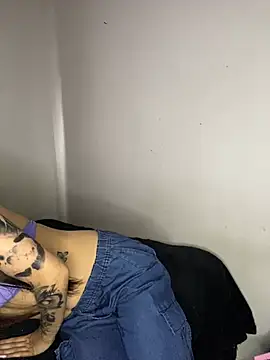 Snapshot of _Luuna chatting on March 2025 09:05:02 PM Luuna online show from March 2025 09:05:02 PM