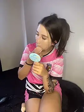 Snapshot of _Luuna chatting on March 2025 06:25:01 PM Luuna online show from March 2025 06:25:01 PM