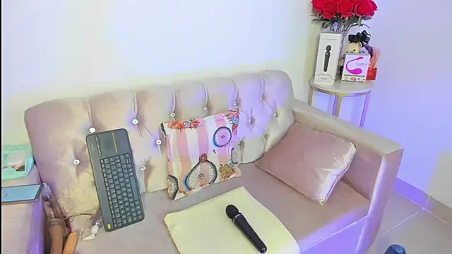 alanavega11 online show from September 2025 01:11:02 PM