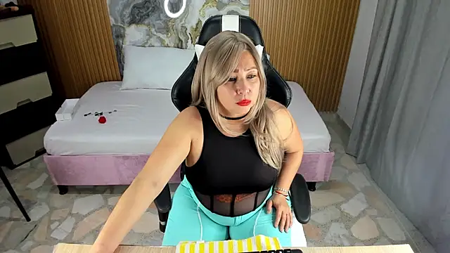 Snapshot of Danna_topless chatting on January 2025 11:58:02 AM Danna topless online show from January 2025 11:58:02 AM