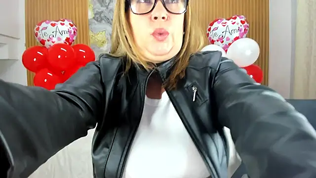 Snapshot of Danna_topless chatting on February 2025 12:05:02 PM Danna topless online show from February 2025 12:05:02 PM