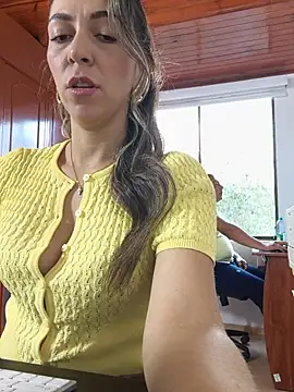 Snapshot of rachellboom chatting on May 2026 10:39:01 PM rachellboom online show from May 2026 10:39:01 PM