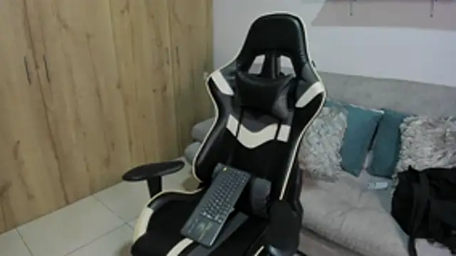 julian wallace online show from February 2026 01:41:01 PM