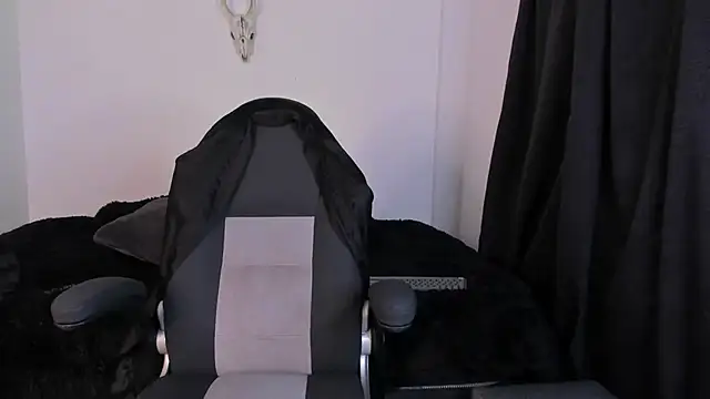 Snapshot of Aliz01 chatting on November 2025 01:51:02 AM Aliz01 online show from November 2025 01:51:02 AM