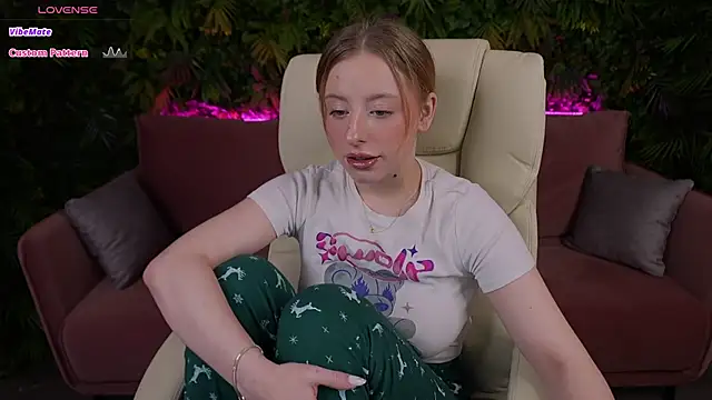 Snapshot of SilverrMoon chatting on February 2025 11:22:01 AM SilverrMoon online show from February 2025 11:22:01 AM