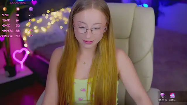 Snapshot of SilverrMoon chatting on October 2025 07:36:02 PM SilverrMoon online show from October 2025 07:36:02 PM