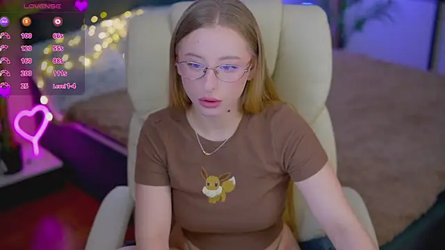 Snapshot of SilverrMoon chatting on October 2025 07:36:02 PM SilverrMoon online show from October 2025 07:36:02 PM