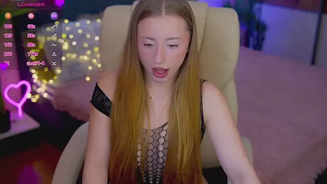 Snapshot of SilverrMoon chatting on October 2025 06:47:01 AM SilverrMoon online show from October 2025 06:47:01 AM