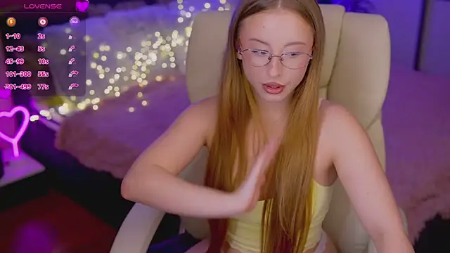 Snapshot of SilverrMoon chatting on November 2025 08:19:01 PM SilverrMoon online show from November 2025 08:19:01 PM