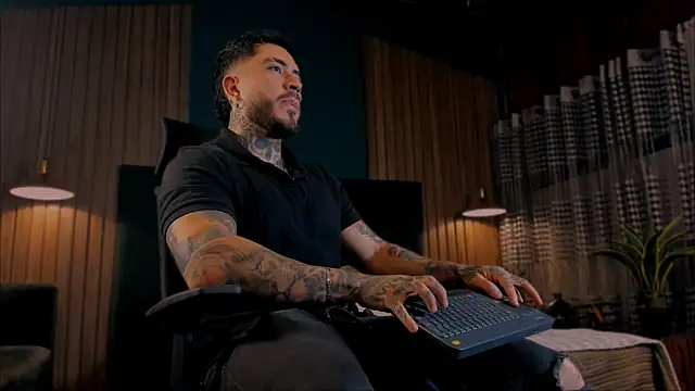 Snapshot of LeoSalvatore_ chatting on February 2025 04:05:01 AM LeoSalvatore online show from February 2025 04:05:01 AM