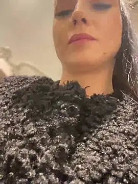 Snapshot of Roxana-Sexy chatting on February 2025 06:06:01 AM Roxana-Sexy online show from February 2025 06:06:01 AM