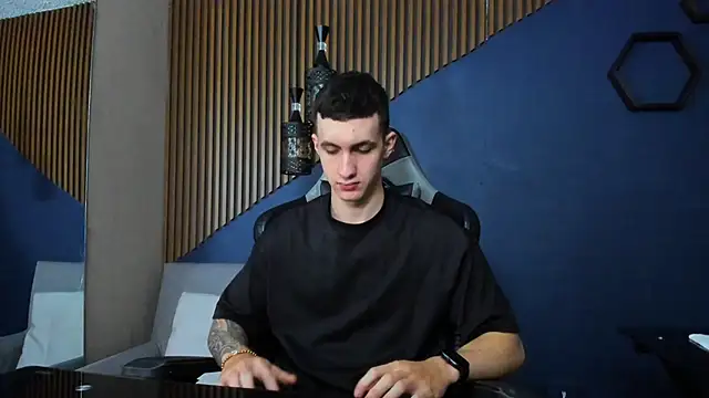 JacksonOlsenn online show from February 2025 12:17:02 PM