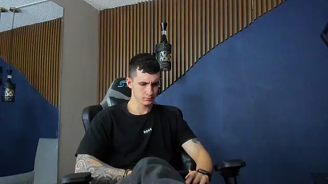 JacksonOlsenn online show from February 2025 10:19:02 PM