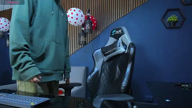 JacksonOlsenn online show from February 2025 12:06:02 PM