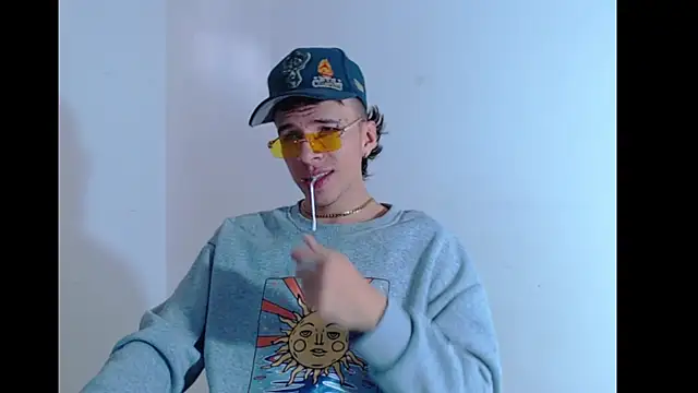 Keeny16 online show from December 2024 07:43:02 PM