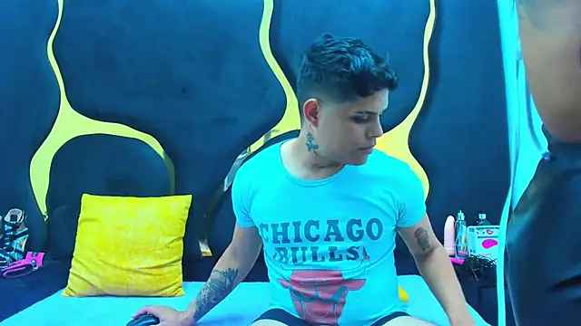 Snapshot of MelissaAndZeuss chatting on March 2025 03:13:01 AM MelissaAndZeuss online show from March 2025 03:13:01 AM