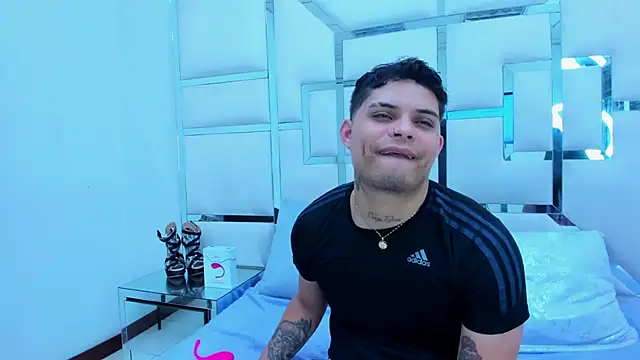 Snapshot of MelissaAndZeuss chatting on March 2025 03:52:01 AM MelissaAndZeuss online show from March 2025 03:52:01 AM