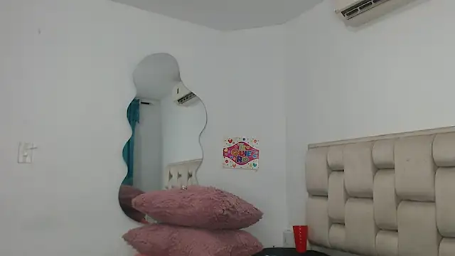 Snapshot of Roxy-Smith chatting on November 2025 11:02:01 PM Roxy-Smith online show from November 2025 11:02:01 PM