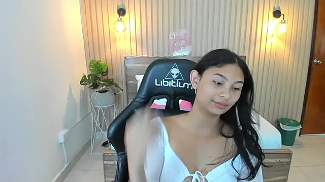 Snapshot of melody_flowers chatting on March 2025 12:32:02 PM melody flowers online show from March 2025 12:32:02 PM