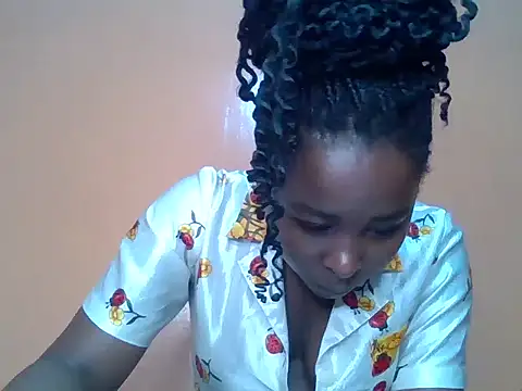 Snapshot of Moonfades chatting on November 2025 08:06:01 AM Moonfades online show from November 2025 08:06:01 AM