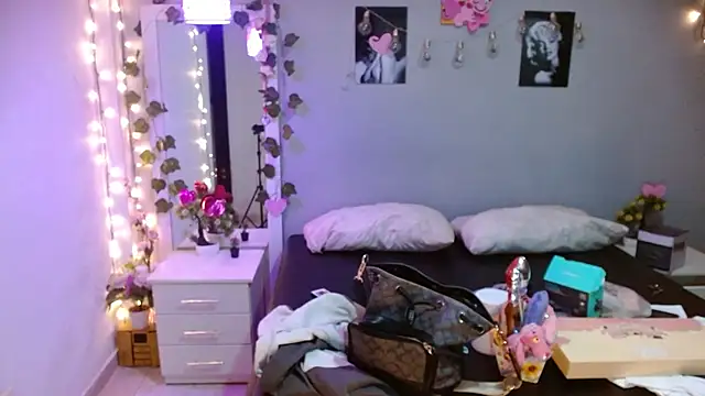 Snapshot of Kimandyuk chatting on March 2025 08:08:01 PM Kimandyuk online show from March 2025 08:08:01 PM