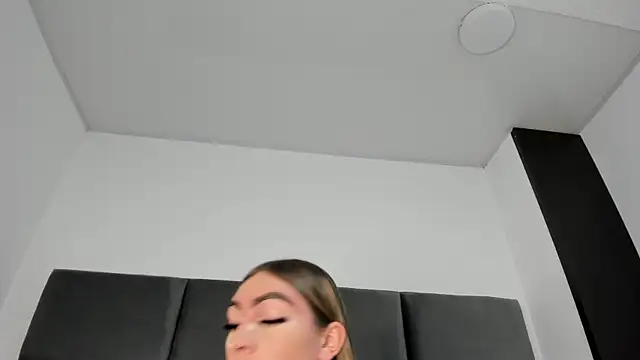 Lizz Luna online show from November 2025 06:44:02 PM