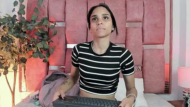 Snapshot of sophie_pariss chatting on July 2026 02:27:02 AM sophie pariss online show from July 2026 02:27:02 AM