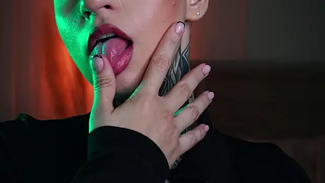 Snapshot of AliceShazaham_ chatting on September 2025 08:26:01 AM AliceShazaham  online show from September 2025 08:26:01 AM