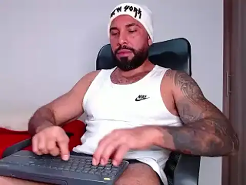 Snapshot of roman_muscle chatting on February 2025 03:40:01 AM roman muscle online show from February 2025 03:40:01 AM