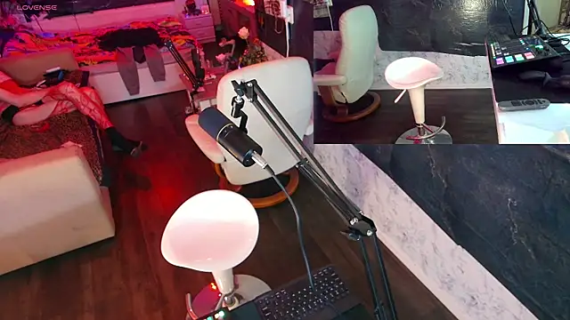 Snapshot of Doggyray44 chatting on December 2024 07:27:02 PM Doggyray44 online show from December 2024 07:27:02 PM