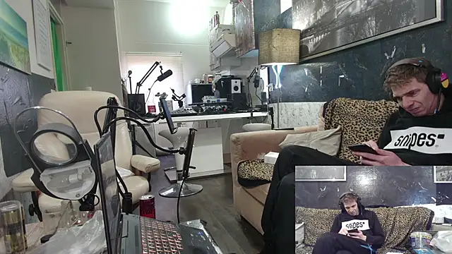 Snapshot of Doggyray44 chatting on February 2025 02:37:01 PM Doggyray44 online show from February 2025 02:37:01 PM