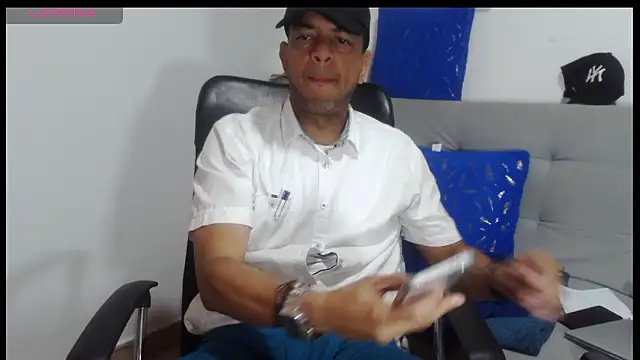latinmartin73 online show from April 2026 01:59:01 PM