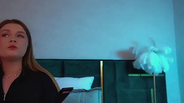 CrystalLyons online show from November 2025 06:07:02 PM