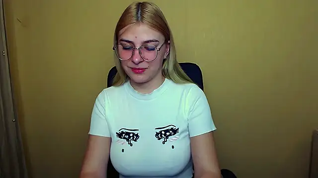 Snapshot of Luna_Lush_ chatting on January 2025 08:18:02 AM Luna Lush  online show from January 2025 08:18:02 AM