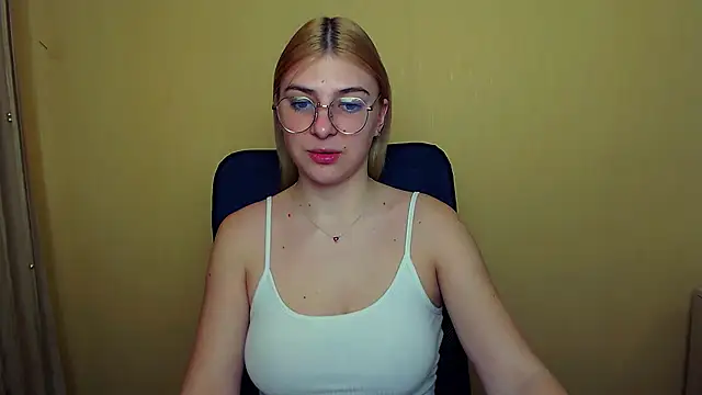 Snapshot of Luna_Lush_ chatting on January 2025 08:20:02 AM Luna Lush  online show from January 2025 08:20:02 AM