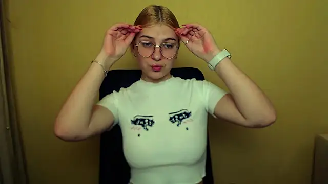 Snapshot of Luna_Lush_ chatting on January 2025 09:47:01 AM Luna Lush  online show from January 2025 09:47:01 AM