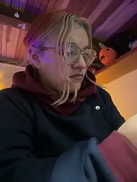 Snapshot of SophiaWeestt99 chatting on February 2026 04:06:01 AM SophiaWeestt99 online show from February 2026 04:06:01 AM