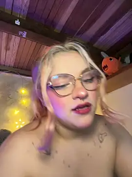 Snapshot of SophiaWeestt99 chatting on February 2026 04:28:02 AM SophiaWeestt99 online show from February 2026 04:28:02 AM