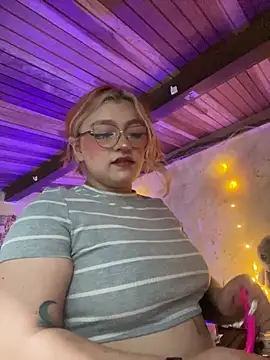 Snapshot of SophiaWeestt99 chatting on February 2026 03:56:02 AM SophiaWeestt99 online show from February 2026 03:56:02 AM