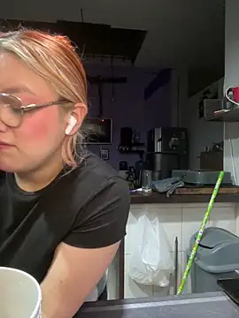 Snapshot of SophiaWeestt99 chatting on February 2026 04:08:01 AM SophiaWeestt99 online show from February 2026 04:08:01 AM