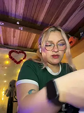 Snapshot of SophiaWeestt99 chatting on February 2026 04:41:02 AM SophiaWeestt99 online show from February 2026 04:41:02 AM