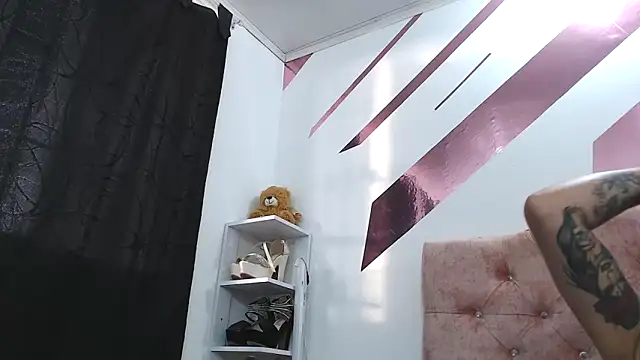 Kitten Hot  online show from September 2025 10:10:02 PM