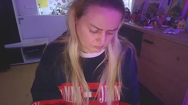 Snapshot of Meliss_Official9 chatting on December 2025 09:40:02 AM Meliss Official9 online show from December 2025 09:40:02 AM